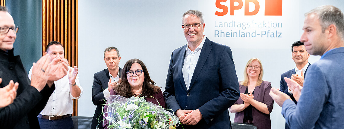 Jaqueline Rauschkolb ist neue Fraktionsvorsitzende der SPD-Landtagsfraktion und bekommt von Alexander Schweitzer einen Blumenstrauß.